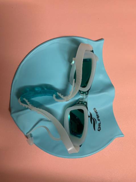 mẫu mã đẹp,  chắc chắn, bơi rất kín không bị nước vào mắt, giao nhanh, đóng gói cẩn thận