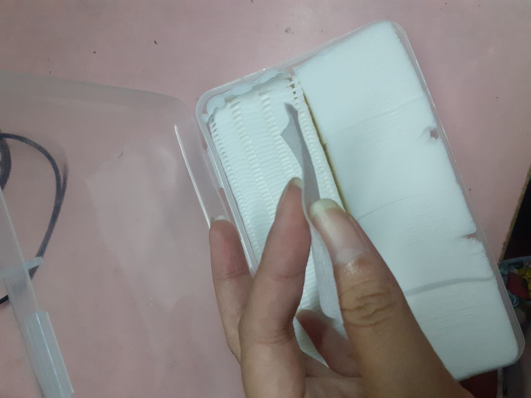 Giao hàng nhanh cực kỳ mng à. shop gói hàng cũng kĩ. Sản phẩm giống mẫu. Bông khá mỏng để chấm toner ổn, miếng bông dày để tẩy trang ok. phù hợp với giá tiền. đáng mua