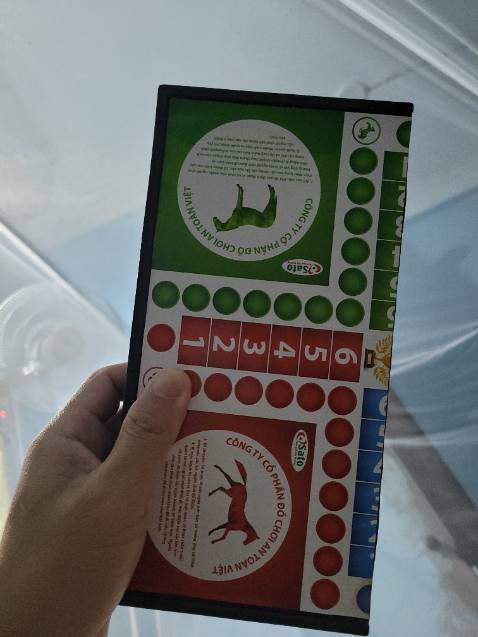 Quân cờ đẹp, chắc chắn, màu tốt. Nhưng mà cho thêm hướng dẫn chơi nữa thì đẹp