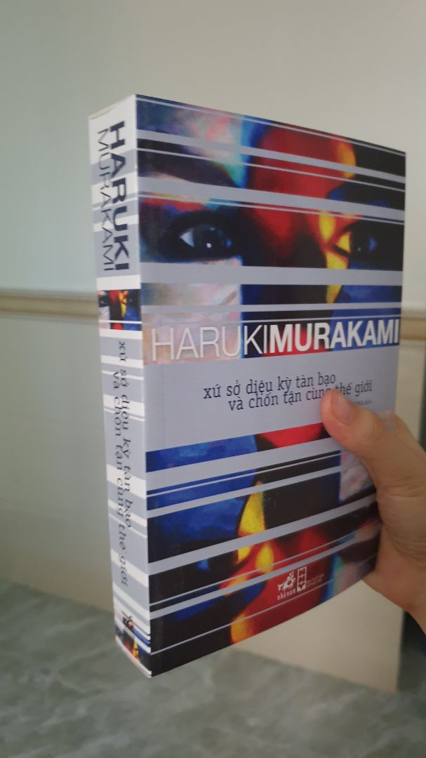 ship khá nhanh, đóng gói không ưng ý vì đợt trước mình mua có mỗi cuốn Nhảy nhảy nhảy không mà cũng đóng rất kỹ có cả chống sốc. nay cái hộp móp méo trông nản ghê. 1* cho đóng gói 5* vận chuyển. Nội dung miễn bàn vì mình mê Murakami nhất 😄
