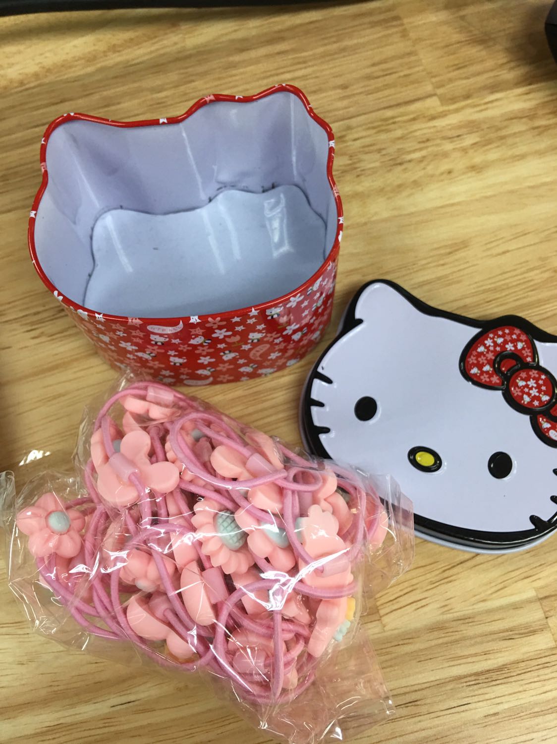 Giao hàng nhanh, kiểu dễ thương, tuy nhiên mình nhận được tất cả cùng 1 màu, không phải nhiều màu như mô tả, có 10 mẫu, mỗi mẫu 4 cái