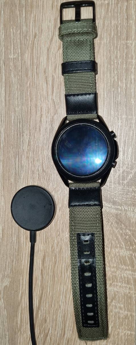 Kiểu dáng thiết kế đẹp, thời trang, chắc chắn, tuy nhiên mưa nhỏ hay rửa tay hay bị ướt. Thích hợp đeo đi làm, đi du lịch nên đổi sang dây loại khác.