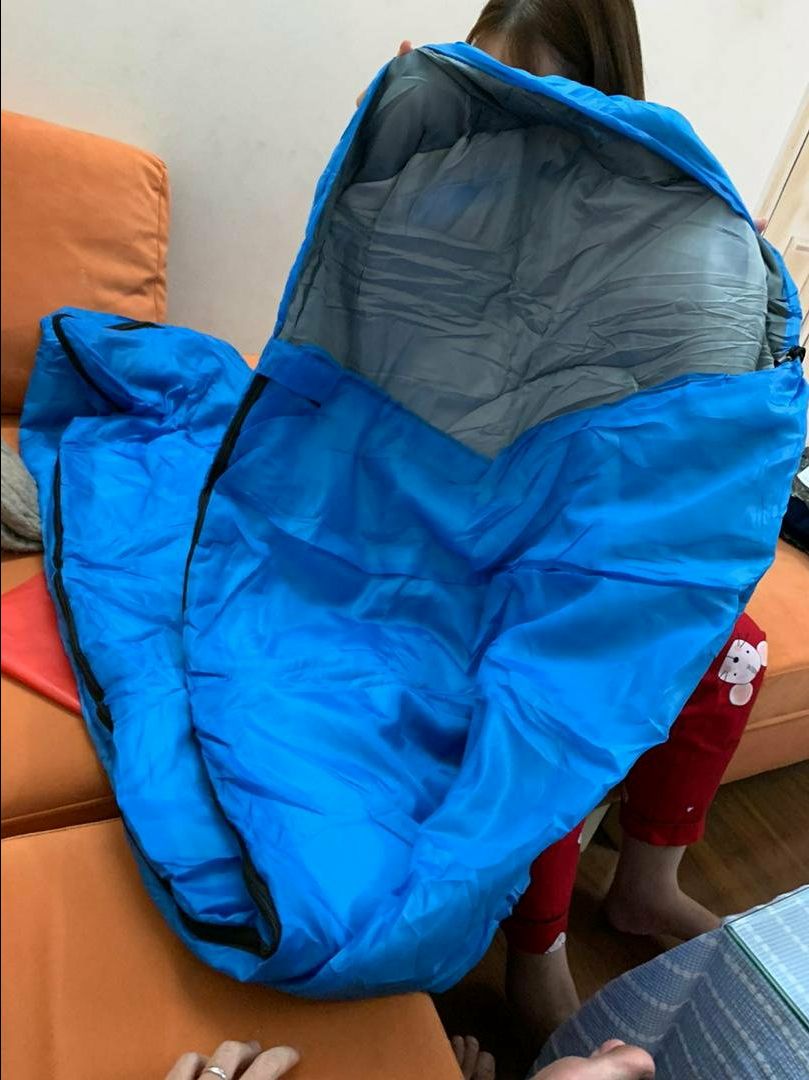 Túi ngủ to, dày dặn. Không đúng màu lắm nhưng màu tối đỡ bẩn nên vẫn ok nhé. Shop gửi hàng và hỗ trợ nhanh. Vote shop 5 sao