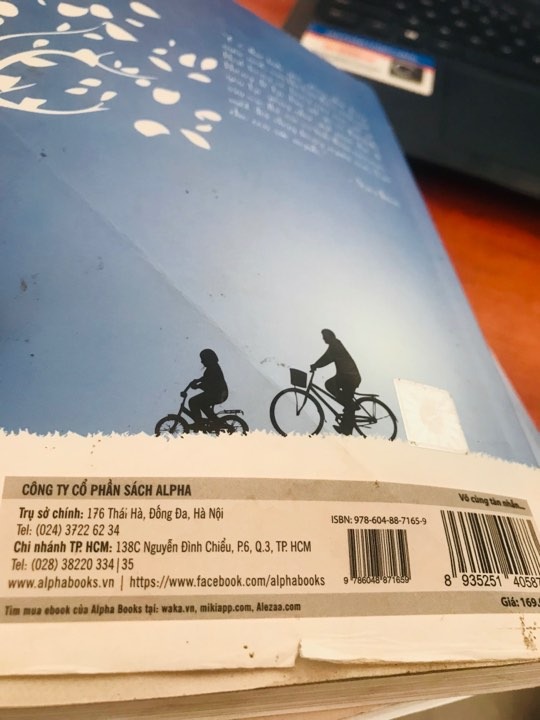 Thực sự rất không hài lòng khi nhận được 2 cuốn sách này từ Tiki, sách này dường như đã được sử dụn (một cuốn giấy kém chất lượng), giấy quá đen và cũ, bìa bị gãy, rách, trên giấy còn vài chỗ bị bẩn. Tôi đề nghị Tiki đổi lại sách khác cho tôi. Đã mua nhiều lần của Tiki, nhưng những lỗi nhỏ thì ko sao, nhưng thực sự quyển này quá khiến tôi thất vọng về việc chọn đồ giao hàng cho khách của Tiki. Đề nghị Tiki giải quyết sớm và gửi sách mới đổi lại cho tôi.