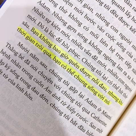 Sách hay, chất lượng, giấy in đẹp, chữ rõ ràng. Cùng 1 hệ tư tưởng với những cuốn sách Minh Triết của Nguyên Phong: chúng ta là những linh hồn sống qua nhiều kiếp để học những bài học, nhưng cuốn sách này chủ yếu nói về khía cạnh tình yêu. Ko chỉ có tình yêu nam/ nữ mà còn tình yêu với người thân. Chúng ta yêu thương nhau / học cách yêu thương nhau, và dù có bị chia lìa bởi cái chết ở cõi trần thì chúng ta vẫn sẽ tìm thấy nhau ở những kiếp sống khác vì linh hồn của chúng ta là bất tử và chúng yêu thương nhau.
