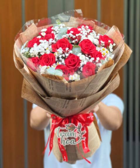 Nước mắm Tĩn nhãn đỏ là “nước mắm nhỉ nước đầu” vô cùng quý giá, được ủ chượp 24 tháng từ những con cá cơm than to béo và muối tinh khiết. Nước mắm có màu nâu cánh gián và đặc sánh thịt cá.