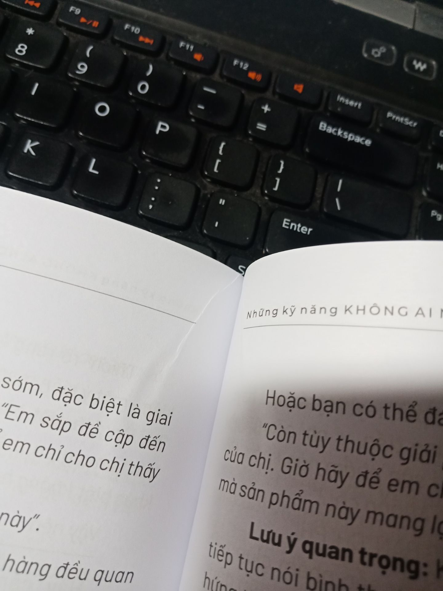 Mình mới nhận được sách từ Tiki. Có điều không được hài lòng lắm vì chất lượng giấy in, rất nhiều tờ bị nhăn. Mong tác giả và nhà xuất bản cải thiện vấn đề này vì người đọc rất trân trọng không chỉ nội dung truyền tải mà còn cả từng trang giấy so với sách lậu ngoài thị trường. Về nội dung thì đánh giá 5* rất nhiều kỹ năng mình có thể học hỏi được. Cảm ơn tác giả Lê Minh nhiều!