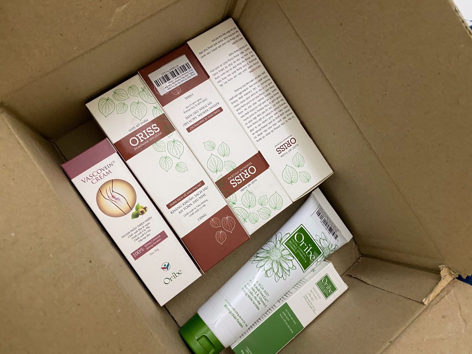 Minh  đã dùng rất nhiều sp trị mụn từ đắt đến rẻ đủ thứ loại từ kem rồi serum sữa rửa mặt các thứ. Ai bày gì mình đều dùng thử. Nhưng da mình rất nhạy cảm nên gì cũng đc vài 3 hôm.
Cho đến khi tìm được em này. Thật sự rất dịu nhẹ. Mình đã thấy hiệu quả chỉ sau 1 tuần sử dụng, tuy không rõ nhưng mình đã thấy da chuyển biến rất tốt. Mấy nốt mụn viêm cũng đỡ rõ