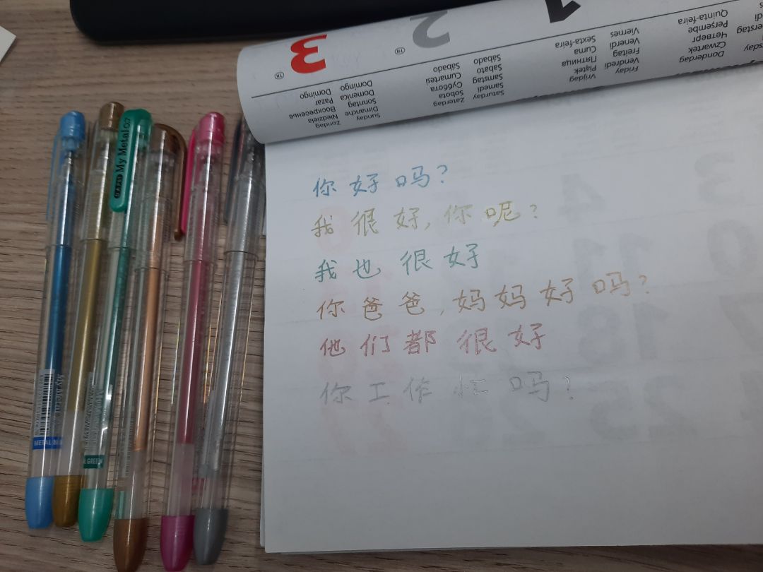 viết ra mực đều êm. màu hơi chìm, nếu có màu tươi sáng hơn sẽ thích lắm