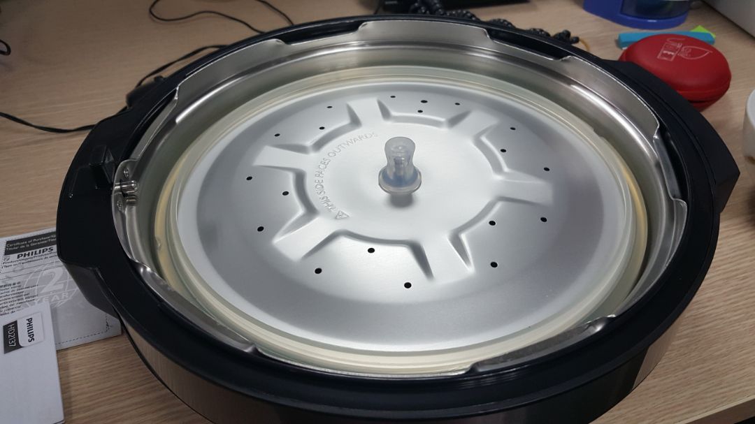 Giao hàng nhanh. Điện máy vàng đóng gói kỹ và cẩn thận hơn là tiki trading (so với chiếc air fryer trước mua của tiki trading nhé ^^). Hàng đủ phụ kiện, lưu ý giắc cắm 3 chân nên bạn nào mua nhớ thêm cổng chuyển đổi sang 2 chân nhé. Hàng nhập khẩu nên toàn tiếng Anh. Bạn nào tính mua cho bố mẹ lớn tuổi dùng thì nên mua hàng hãng, phím bấm chức năng và hướng dẫn sử dụng là tiếng Việt. Phiếu bảo hành đi kèm ghi bảo hành 2 năm tại Điện máy vàng.