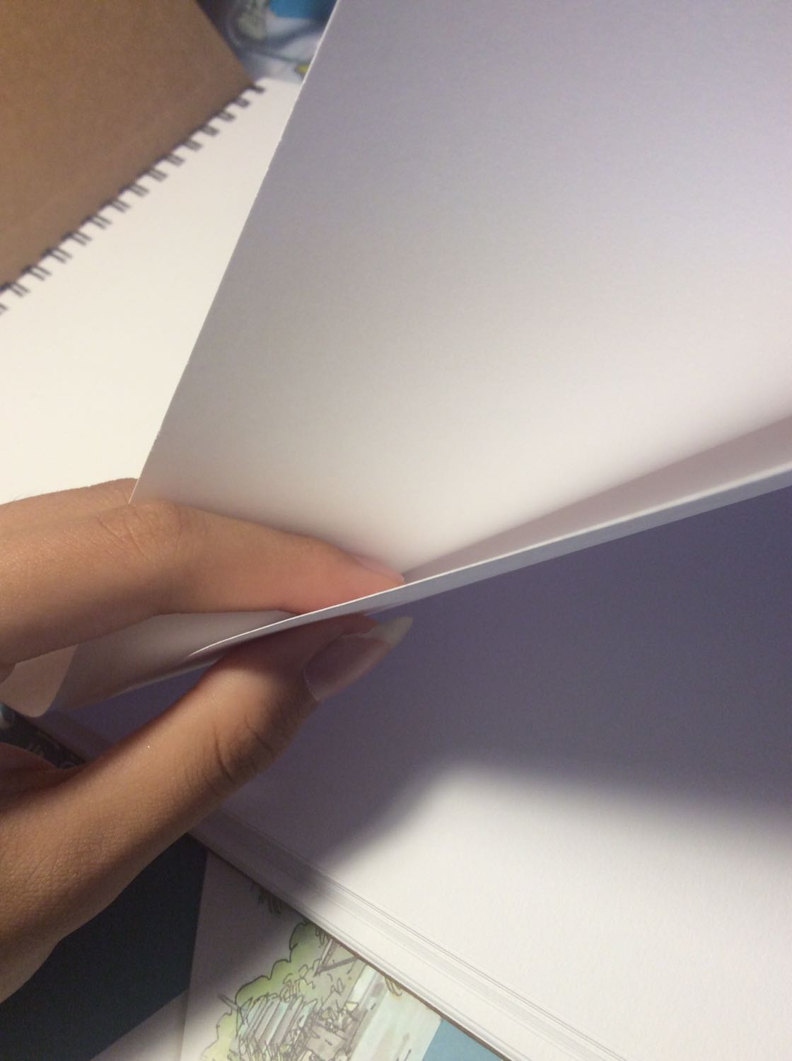 Sổ xinh nhưng mà bị méo một xíu ở góc; ăn chì, dễ tẩy, không phù hợp dùng màu nước và bút maker