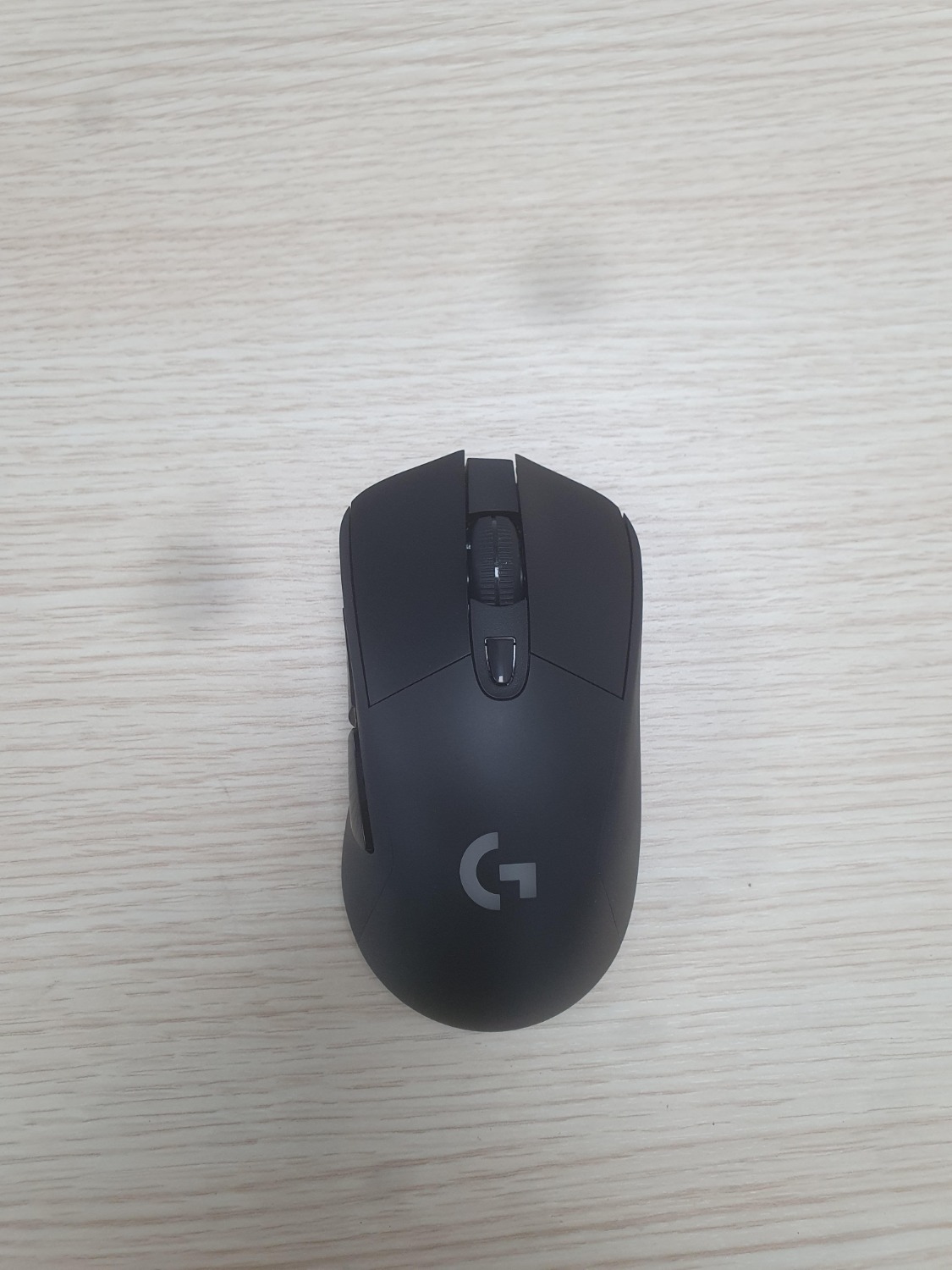 Sau khi anh mở hộp ra thì nhận thấy sản phẩm hình như đã bị sử dụng rồi, cục tạ nhỏ trong con chuột khá cũ, tra số serial number trên thân chuột và trên hộp sản phẩm thì thấy khác nhau, không thấy bất cứ thông tin bảo hành gì trên sản phẩm cũng như trên hộp, không tem. Sau khi anh mở hộp ra thì nhận thấy sản phẩm hình như đã bị sử dụng rồi, cục tạ nhỏ trong con chuột khá cũ, tra số serial number trên thân chuột và trên hộp sản phẩm thì thấy khác nhau, không thấy bất cứ thông tin bảo hành gì trên sản phẩm cũng như trên hộp, không tem.