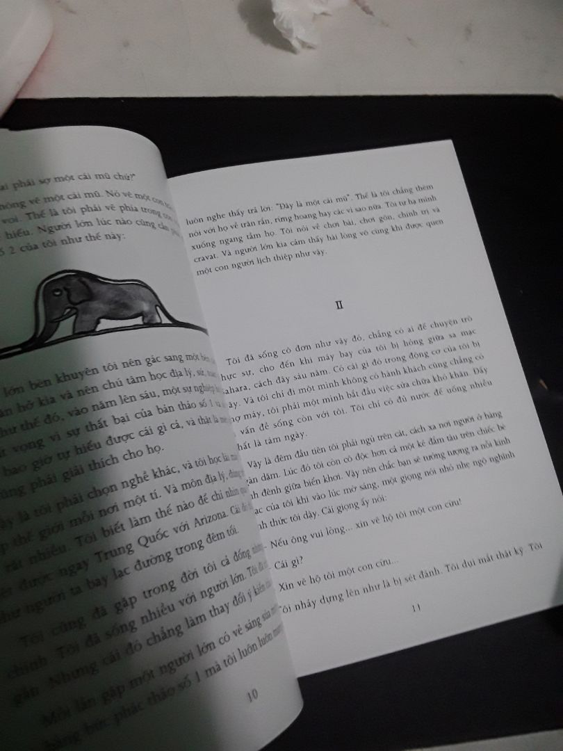 Sách được đóng gói rất kỹ, kỹ tới mức quấn 2-3 lớp, lột quài không ra. Giao hàng trên tiki rất nhanh tầm 2-3 ngày. Trải nghiệm lần thứ 2 mua sách trên tiki rất ưng ý, có điều gặp nhiều trục trặc khi sử dụng app. Hoàng tử bé bản này có phần to hơn, và giấy cứng cáp hơn, có hình minh họa của chính tác giả. Hoàng tử bé là một cuốn tiểu thuyết quá nổi tiếng trên thoài thế giới. Cuốn sách chứa đựng rất nhiều bài học, triết lý, nghệ thuật sống,...