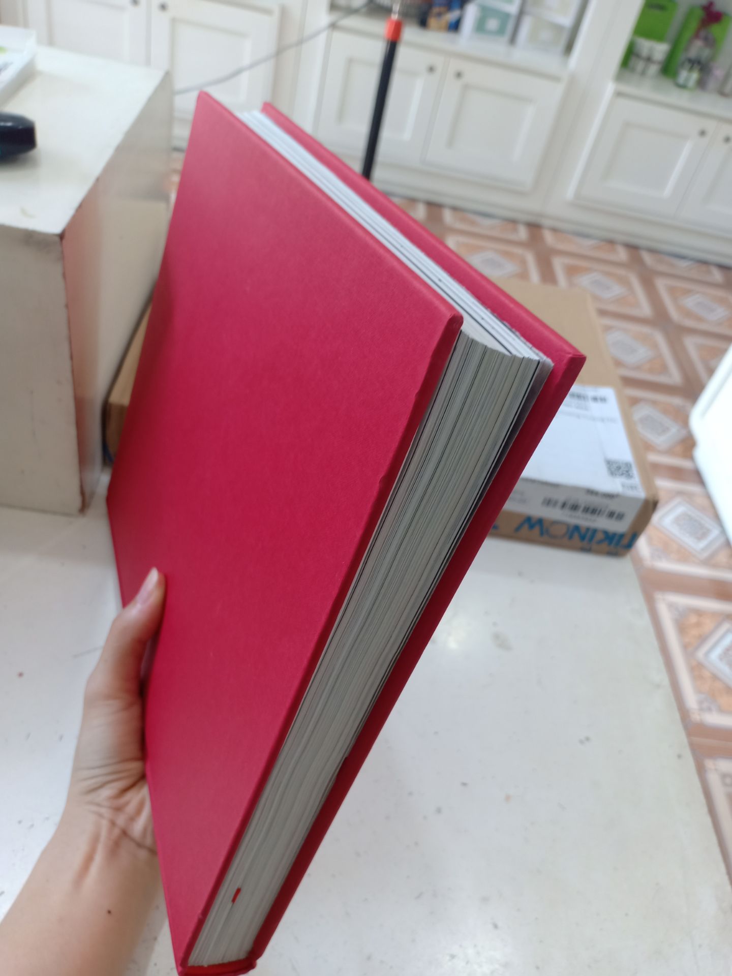 Mình đã mua tập 2 và 3, giờ tậu được e này đúng đợt sales mạnh cũng hơi lo về chất lượng. Tuy nhiên khi nhận được sách thì ưng quá là ưng luôn ấy. ? Quyển này mùi sách thơm nhẹ, không bị hắc như tập 3, hình ảnh thì sinh động, cầm chắc tay, sang trọng. Mình cứ ôm lấy quyển sách rồi hít hít say mê y hệt như mấy ông nghiện mà vớ được cần sa ấy. ?