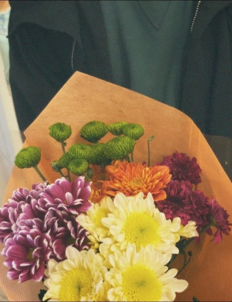 dễ đọc, 2 câu chuyện được kể song song một cách có liên kết. nma hình như mình hi vọng nhiều nên hơi thất vọng 1 tẹo khúc cuối. nhma vẫn đáng đọc námmmm🤩🍊