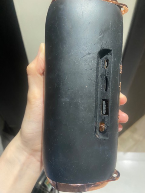 Rẻ đẹp, nghe êm, tiếng mở công tắc lo quá lớn giật mình hoài lun, không biết có tắt tiếng này được hông huhu. Mn ở mình cần loa nhỏ xinh êm thì nên mua. Da bên ngoài hơi dễ bám bụi và trầy chút