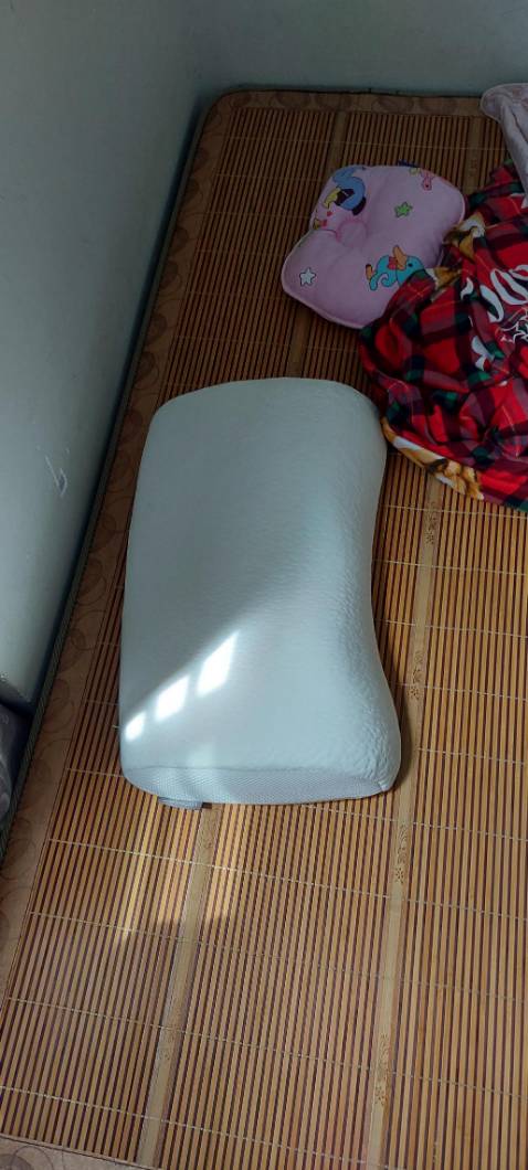 Ban đầu dùng gối này không quen thì sẽ hơi khó chịu, với cả nếu nằm nghiêng thì sẽ hơi khó hơn so với các loại gối khác. Nhưng được cái nằm gối này thở dễ dàng hơn, hiện tại thì chưa thấy bất tiện gì khác nữa.