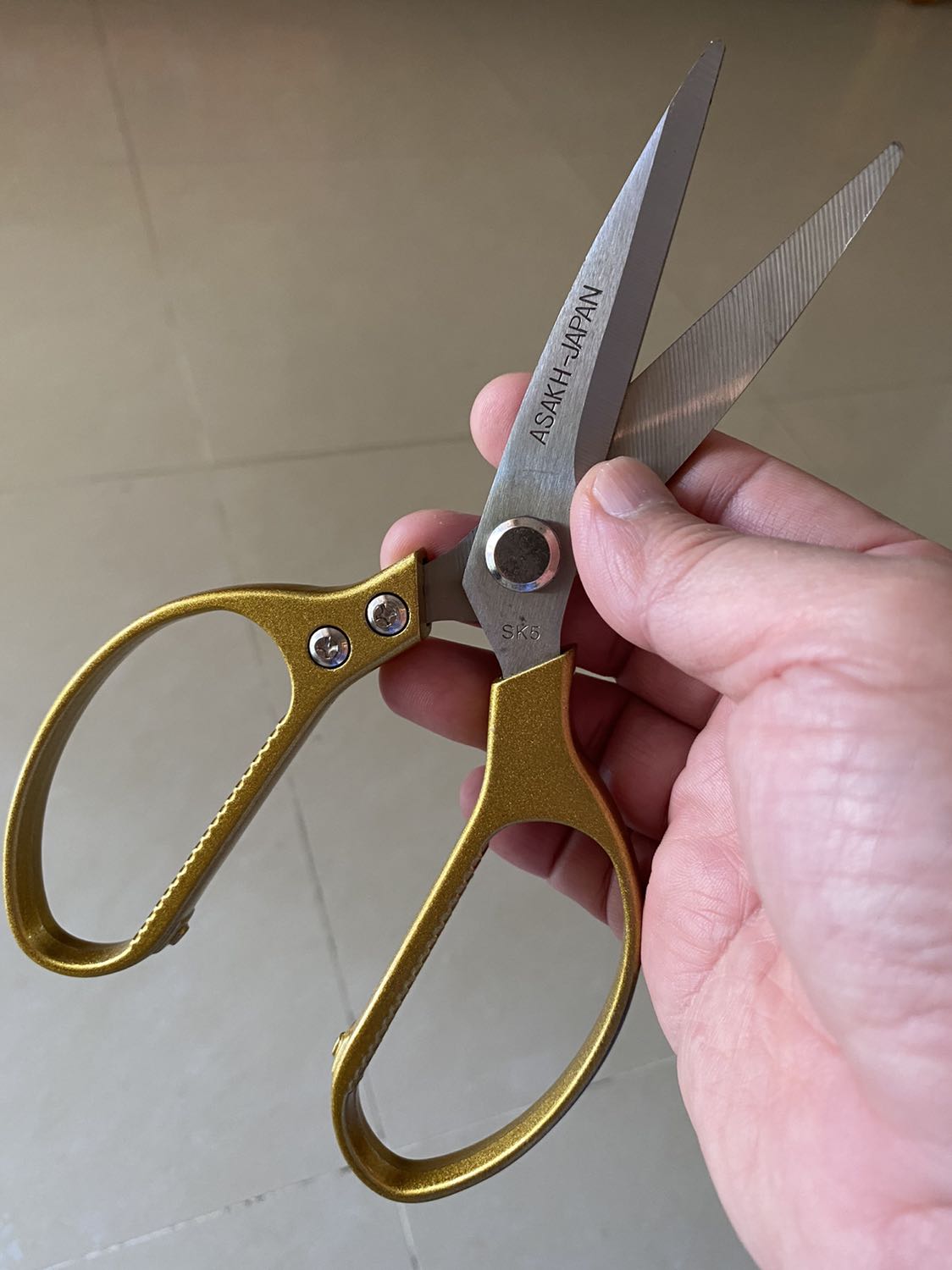 Sản phẩm tốt, nhẹ, cắt rất ngọt. Mũi kéo không nhọn để an toàn cho người dùng. Đóng gói kỹ lưỡng, TikiNow giao hàng rất nhanh.