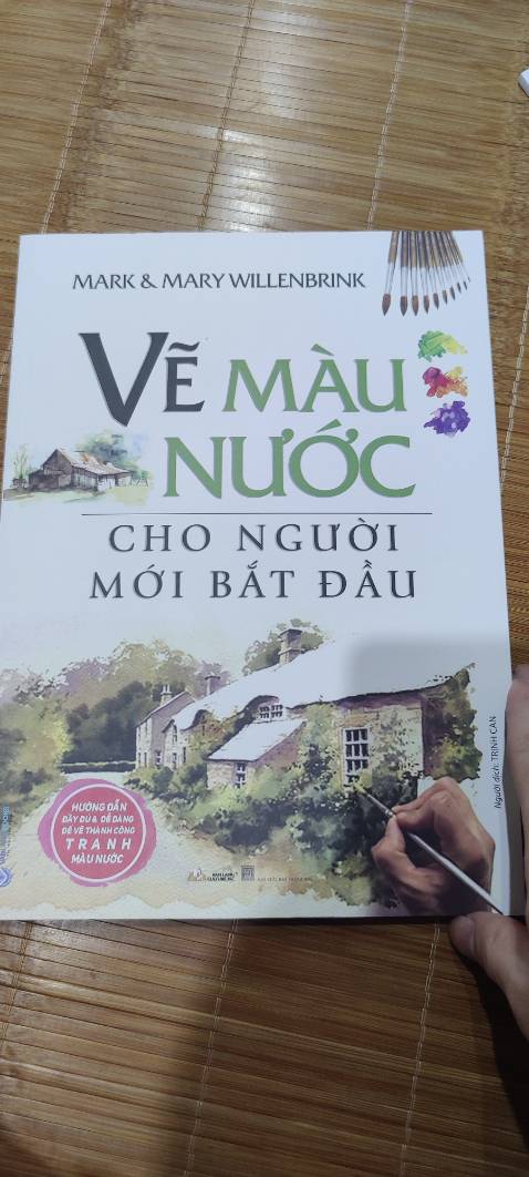 Sách chia sẻ rất nhiều tip thực hành rất tỉ mỉ, dễ hiểu và dễ thực hiện, rất hữu ích cho cả ng mới bắt đầu lẫn ng đã vẽ nhiều nghiên cứu và thực hành.