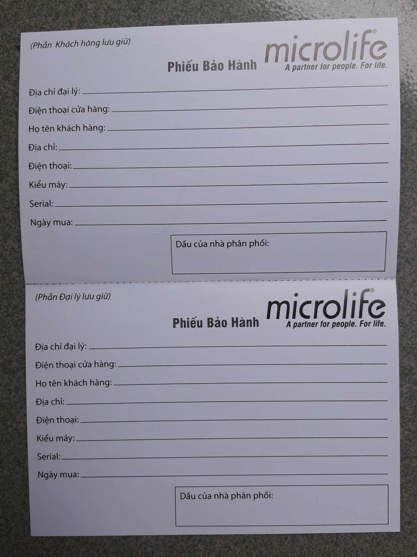 Giao hàng rất nhanh, sản phẩm dùng tốt. Có thắc mắc là sao cái phiếu bảo hành nó trống trơn vậy, nếu sau này có vấn đề gì thì bảo hành kiểu gì ? Liên hệ với Tiki à hay ra thẳng bảo hành của Microlife ?