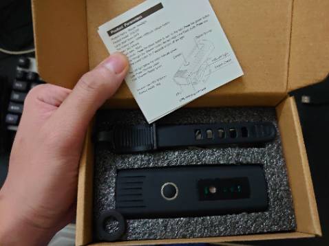 Đèn nhỏ nhỏ mà sáng lắm nhé, lại có cái cảm biến ánh sáng rất tiện, khi nào đi vào chỗ tối tự bật, chỗ có ánh đèn thì sáng yếu để tiết kiệm pin. Chiếc mua lần trước dùng mỗi ngày 1 tiếng thì 2 tuần mới phải sạc pin