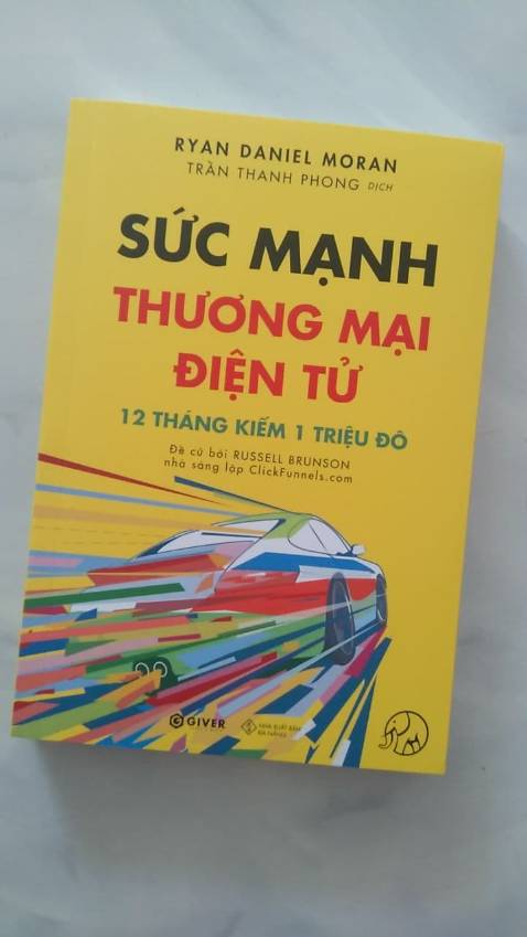 Mình mới bước chân vào sàn TMĐT và muốn xây dựng thương hiệu nhưng không biết làm thế nào lên mạng tìm tòi thì gặp ngay quyển này, sách gồm 10 bước chỉ dẫn cho từng giai đoạn phát triển rất phù hợp với người mới như mình. Sách viết rõ ràng, cô đọng với những câu chuyện thực tế từ chính tác giả rất dễ hiểu, dễ áp dụng.
Tiki giao hàng rất nhanh, mới đặt hôm trước hôm sau đã nhận được, đóng gói cẩn thận, giấy sách vàng không mỏi mắt, mình rất thích.