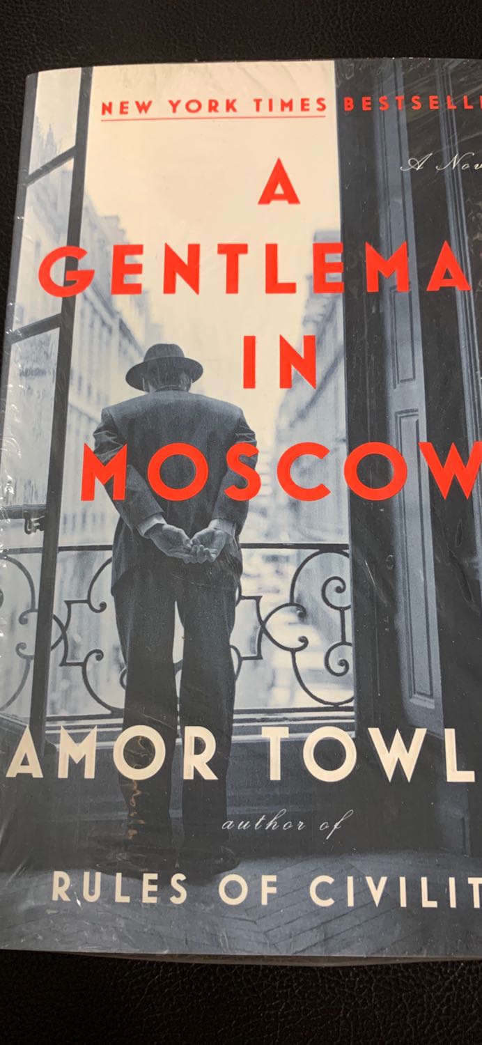 Sách tốt. Nội dung mới lạ và hài hước. Đây là cuốn sách thích hợp để đọc trong mùa dịch bởi lúc này mọi người đều cảm thấy bị “mắc kẹt” ở nơi mình đang sống và có thể đồng cảm với nhân vật chính nhiều hơn.