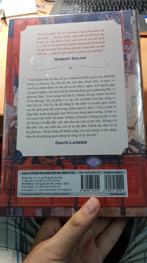 Có lẽ mình là người đầu tiên nhận xét cuốn này.
Cảm xúc đầu là nó quá đẹp, đẹp hơn trong hình nhiều
Bởi vậy mua gì thì mua chứ mua sách là phải sang Tiki, đóng gói 2 3 lớp cẩn thận, bọc kiếng bọc mủ các kiểu con đà điểu nói chung là bơ phẹt :))) a shiper chờ mình công việc nửa tiếng mà vẫn cảm ơn, bởi vậy mới thấy Tiki training nhân viên tốt thế nào!!!
Về nội dung thì khỏi bàn luôn nha, mới đọc chương giới thiệu thôi là thấy best lắm rồi, ai muốn hiểu kinh tế, cách nó vận hành, tư duy giàu nghèo và pha 1 chút lịch sử và địa lý thì cuốn này là lựa chọn số 1 nha! 
Cuốn này mình nghĩ dành cho những bạn 8X, 9X như mình có tham vọng, chí lớn biến VN sánh ngang cường quốc năm châu, kiến xây VN tốt đẹp hơn, chứ mấy bạn ẻo lả an phận thì khó mà đọc, sẽ rất nản đó nha!. Nói chung là quá best!!!
