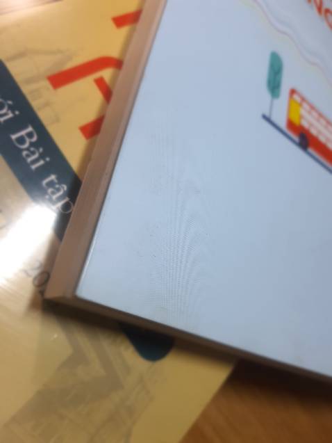 Sách giao siêu nhanh, đóng gói rất kĩ và cẩn thận nhưng sách vẫn bị quăn góc. Mĩnh nghĩ sách quăn góc không phải là do đơn vị vận chuyển vì shop đóng gói rất kỹ, khi mình nhận được hàng thì bìa sách khá bụi và cũ, có vệt đen, bị quăn góc. Nó làm cho cuốn sách khá mất thẩm mỹ nhưng mà may sao bên trong vẫn sạch sẽ, giấy in tốt. Mình - 1 sao do shop không kiểm kĩ hàng trước khi gửi nhé! Còn lại thì sách rẻ, đẹp, có bài tập làm cho nhớ lâu.