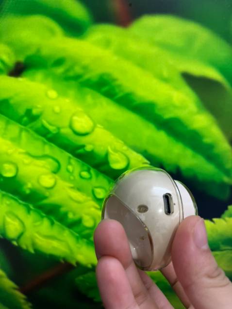 Âm thanh tốt, được cái đeo ko đau tai với rơi ra ngoài. Đặc biệt là pin rất trâu. Minh dùng để đi bộ nên rất ưng