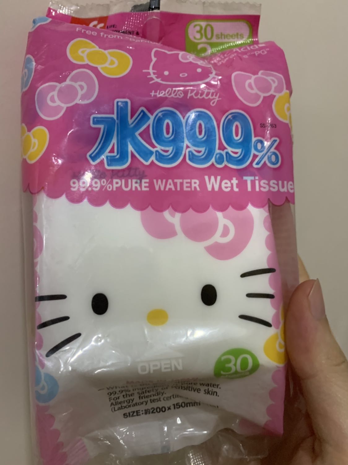 Mình nghiên cứu rồi đặt mua chứ chưa sử dụng liền nên chưa biết khi sử dụng sẽ như nào. Thời gian giao hàng khá chậm. Hàng giao như mô tả, đúng loại, đúng màu, nhìn dày dặn, chắc chắn.
Nhưng có 1 điều rất bực mình là hàng tặng là 2 bich khăn giấy đã hết hạn sử dụng. Thà đừng tặng chứ tặng như này thì như là tặng rác cho khách hàng rồi. 
Trong hình có chụp dòng chữ ngày sx trên bao bì là 325a50501 và có hướng dẫn đọc ngày sx bằng tiếng việt thì theo hướng dẫn là 3 năm từ ngày 25/11/2015 trong khi giao hàng cho mình là gần cuối tháng 12/2018. Mình nghiên cứu rồi đặt mua chứ chưa sử dụng liền nên chưa biết khi sử dụng sẽ như nào. Thời gian giao hàng khá chậm. Hàng giao như mô tả, đúng loại, đúng màu, nhìn dày dặn, chắc chắn.
Nhưng có 1 điều rất bực mình là hàng tặng là 2 bich khăn giấy đã hết hạn sử dụng. Thà đừng tặng chứ tặng như này thì như là tặng rác cho khách hàng rồi. 
Trong hình có chụp dòng chữ ngày sx trên bao bì là 325a50501 và có hướng dẫn đọc ngày sx bằng tiếng việt thì theo hướng dẫn là 3 năm từ ngày 25/11/2015 trong khi giao hàng cho mình là gần cuối tháng 12/2018.