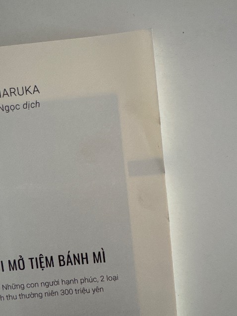 Sách bị dơ những mảng như thế này, mình đã mua rất nhiều lần trong năm nhưng đợt mua sách lần này khá thất vọng về Tiki, 3/4 cuốn đều bị vết bẩn. Nếu như có vì lý do sách bị dính bẩn các thứ mới giảm giá thì mong Tiki hãy nêu rõ hơn về tình trạng sản phẩm. 
Riêng về giao hàng và đóng gói thì Tiki trước giờ đều rất tốt, không có vấn đề gì.