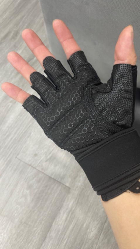 Tuyệt vời, độ bám rất tốt và rất êm tay. Dùng có cảm giác thoả mái thoáng khi không bị hầm tay như các loại găng giá rẻ. Shop hỗ trợ rất tốt