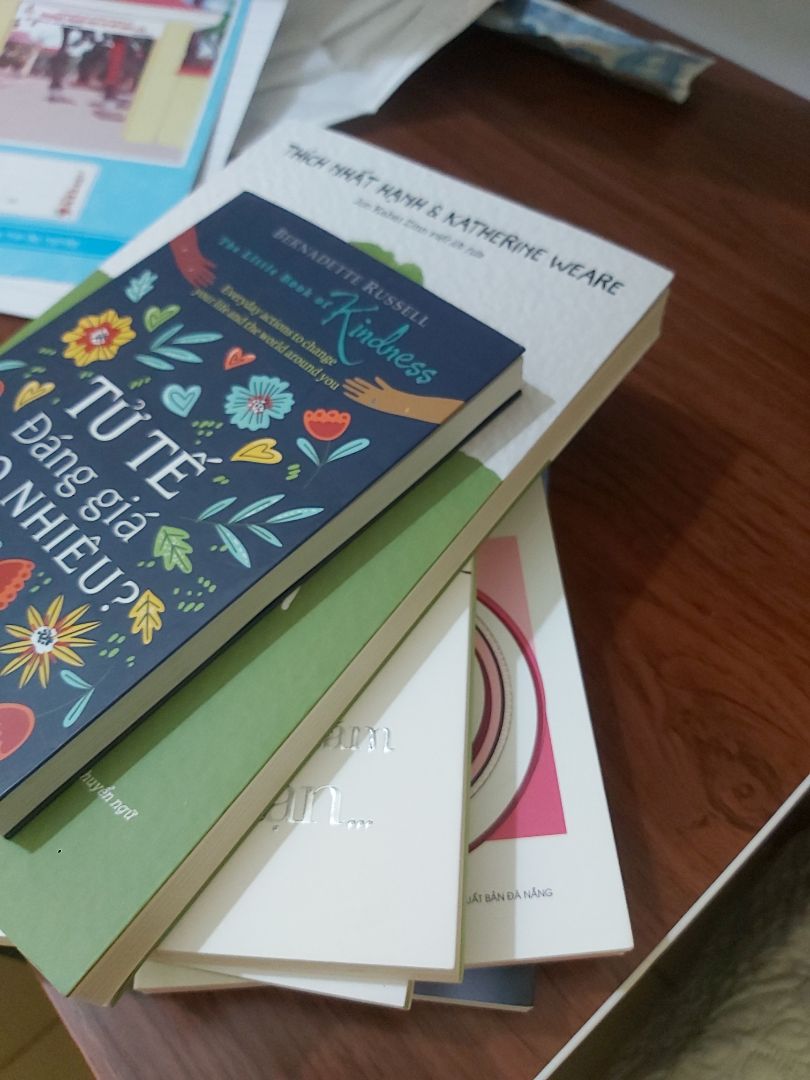 sách đẹp lắm lun á ,huhu , tuy đóng gói k đc bằng mìnhmua trên *** nhưng sách k bị s hết trơn á , mới lắm ý