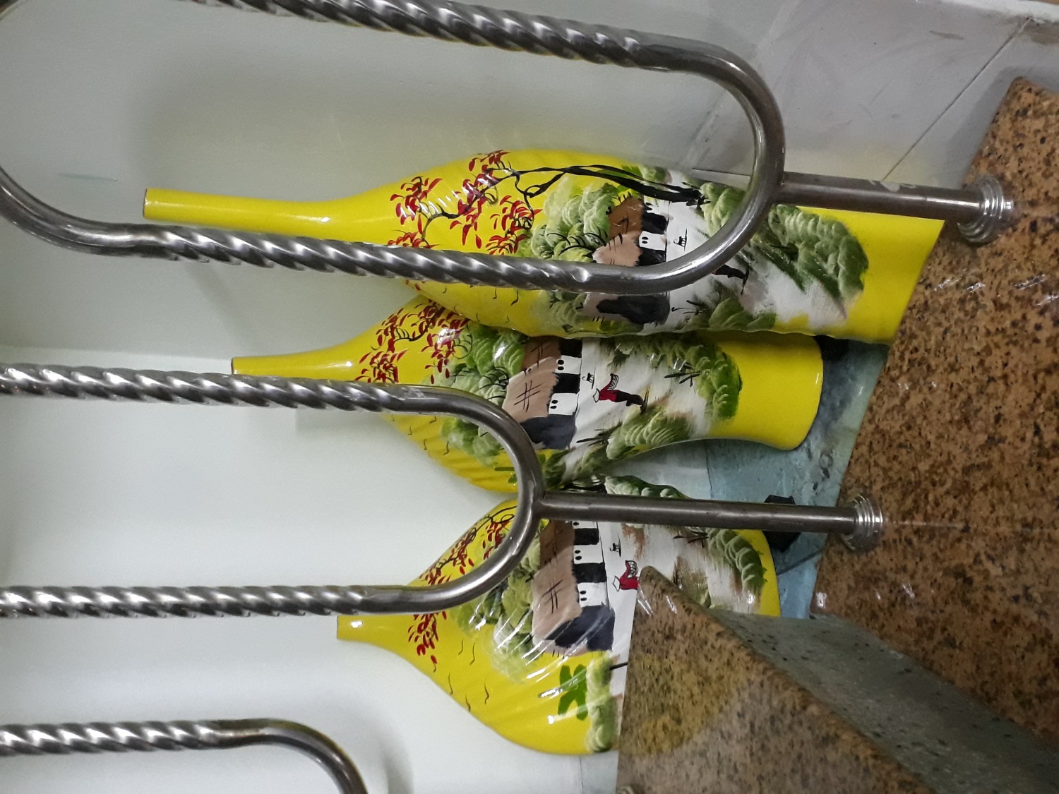 Bộ 3 bình sản xuất rất đẹp, có chiều cao tương xứng vừa họp với không gian trang trí của cầu thang phòng khách, cảnh tranh trên bình rất đep. bình chất lượng, có trọng lượng.
tôi cảm thấy hài lòng và cho 5 sao.