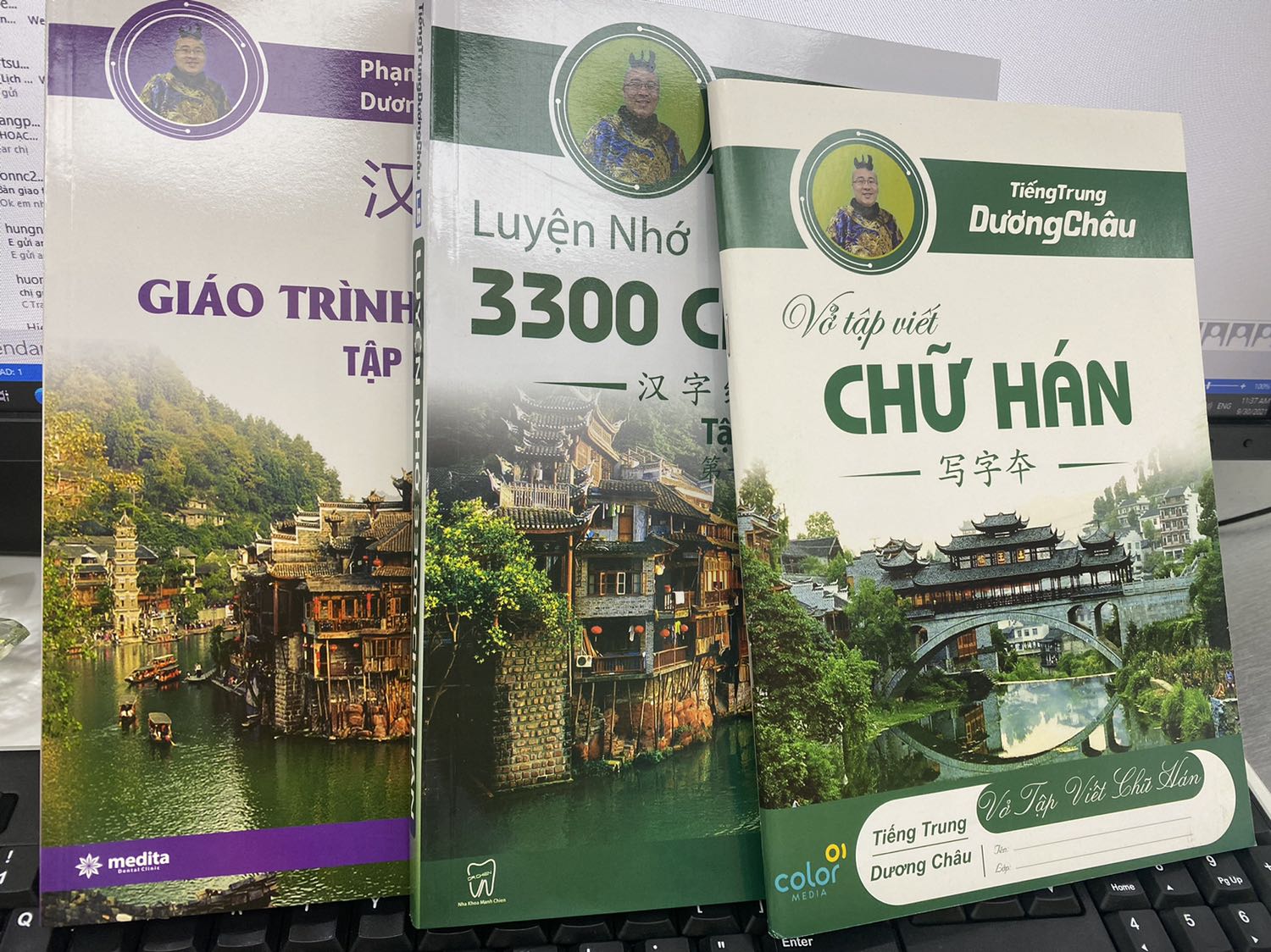 Vận chuyển nhanh
Sách in đẹp, vở in rõ
Mình chưa học nên chưa biết nội dung có phù hợp không, nhưng nhìn qua chương trình thấy chi tiết và rõ ràng. Nhưng khá ưng ý. Hi vọng sẽ học được tiếng Trung Vận chuyển nhanh
Sách in đẹp, vở in rõ
Mình chưa học nên chưa biết nội dung có phù hợp không, nhưng nhìn qua chương trình thấy chi tiết và rõ ràng. Nhưng khá ưng ý. Hi vọng sẽ học được tiếng Trung