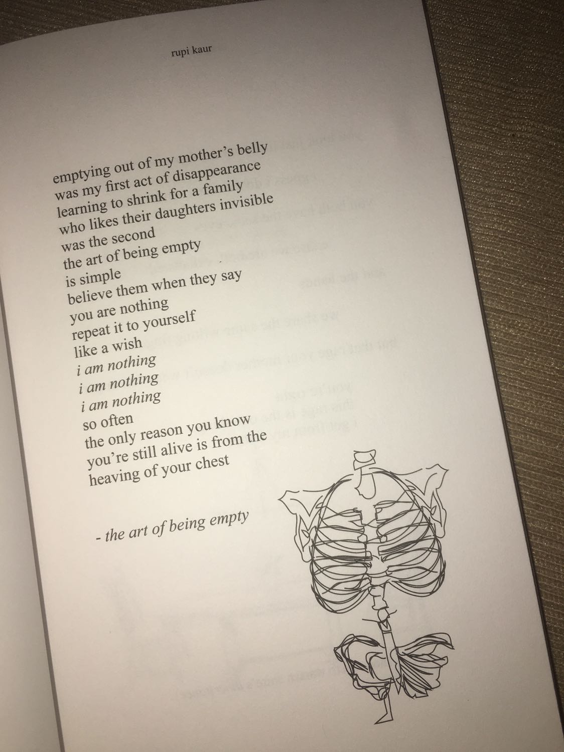 Khuyến khích các bạn mua thêm bọc sách!!!
Chất lượng sách tuyệt vời và nội dung hay dù là thơ của Rupi Kaur không vần như thơ Việt Nam mình. Tất cả có 4 chương: hurting -> loving -> breaking -> healing. Có nói về các vấn đề abuse, rape, trọng nam khinh nữ, toxic relationship nên disturbing với một số người