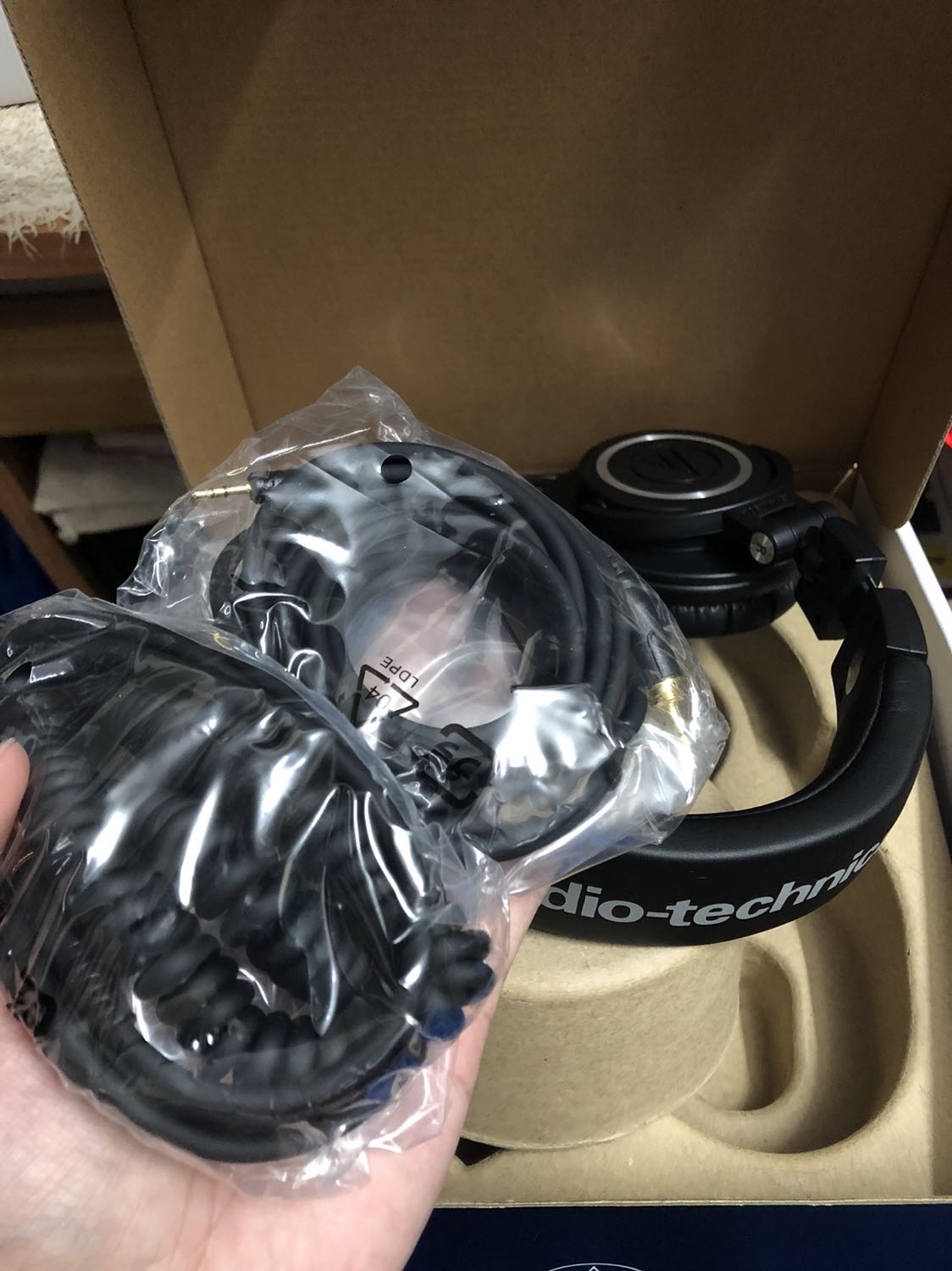 Đúng với 2 chữ huyền thoại, nghe trong, rõ, bass ấm, đeo rất kín tiếng luôn, có đều đeo lâu thì hơi hầm tai, nếu ko quen sẽ rất khó chịu
Nói chung là quá tuyệt vời, rất đáng đồng tiền bát gạo