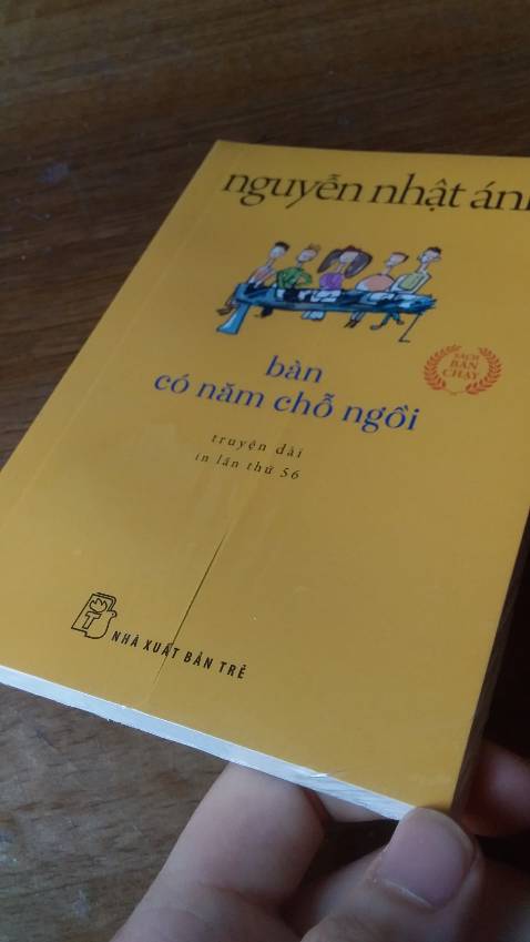Không bàn về nội dung vởi vì cuốn sách này mình dùng để tặng . Tuy nhiên khá bất ngờ và buồn vì trên bìa sách có vết cắt . Mong TiKi sẽ chú ý hơn trước khi đóng gói sản phẩm ạ