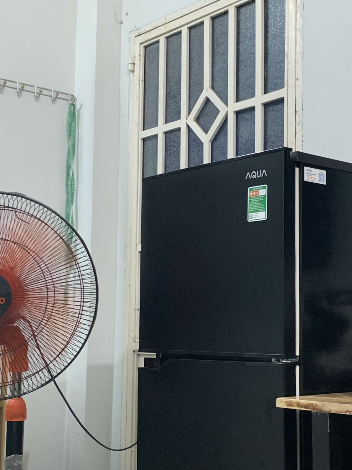 Tủ đẹp, cửa tủ chắc chắn. Ở trọ hay nhà nhỏ 1-2 người là hợp lý, dung tích vừa đủ. Nên mua e này (130L) hơn là loại inverter (208L trở lên) để ít tốn điện hơn nếu nhu cầu sử dụng không nhiều