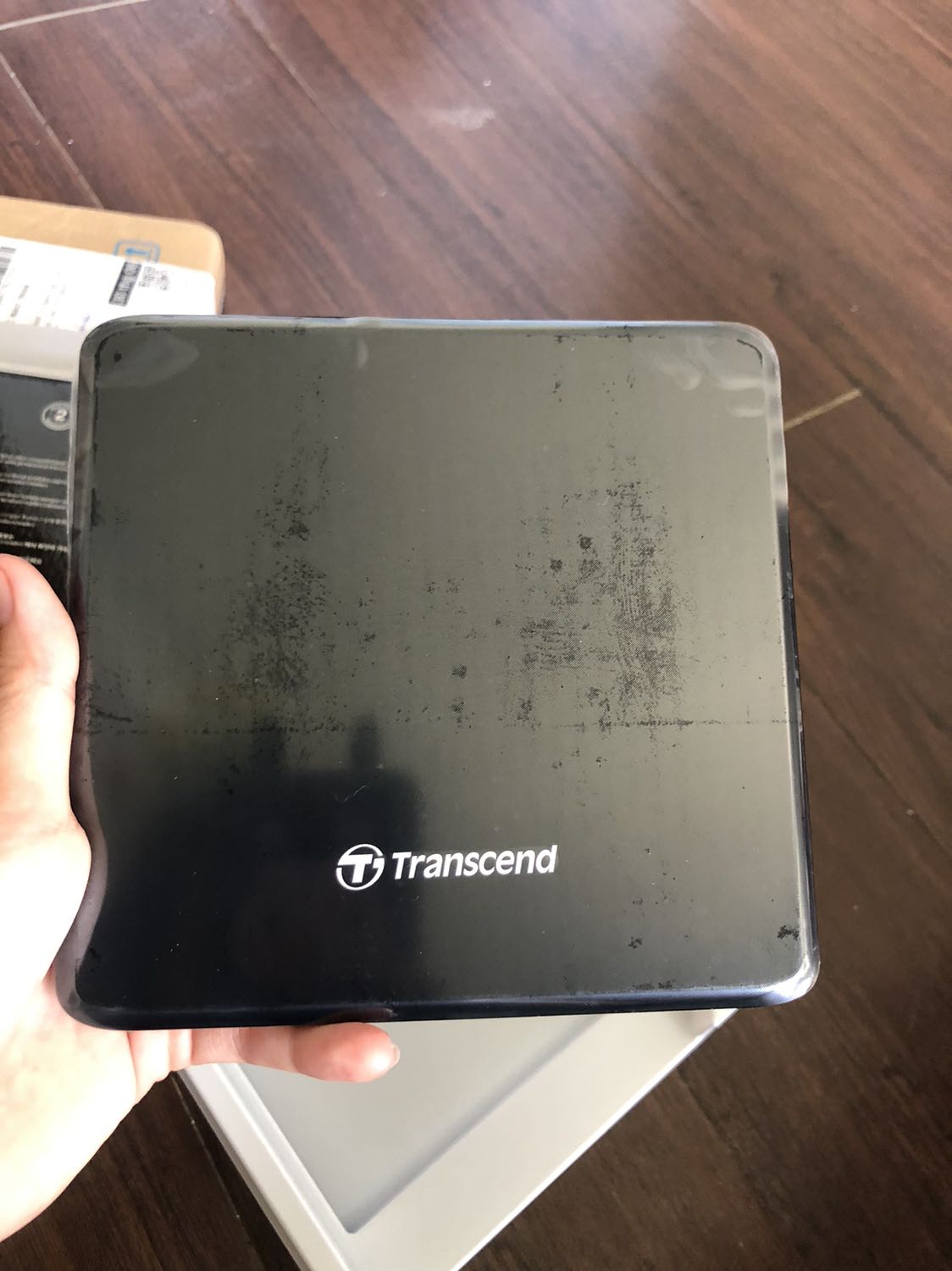 Giao hàng rất nhanh luôn. Hôm qua đặt hôm nay đã có. *** thử DVD học tiếng anh của mình là chạy ổn nè. Còn về bền không thì qua khoảng thời gian sử dụng mới biết được. Ban đầu nhận sản phẩm thấy rất ưng ý. Cảm ơn Tiki nhiều nhé ☺️