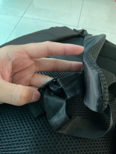 Mang chưa đến 1 tuần nhưng 2 dây 2 bên túi đã bị rách gần hết, đồng thời dây kéo cặp quá khó kéo ra vào, sản phẩm kém chất lượng.