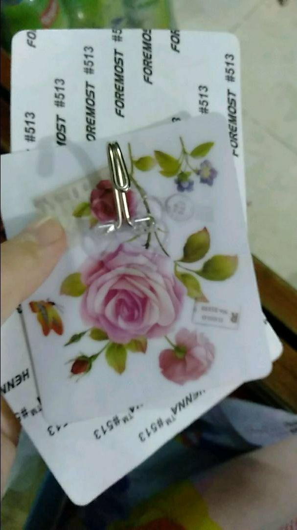 Mình mua treo mấy cái cây này thấy dính khá chắc nè không biết về sau sao nhưng thấy dán chắc cơm hơn mua ở siêu thị