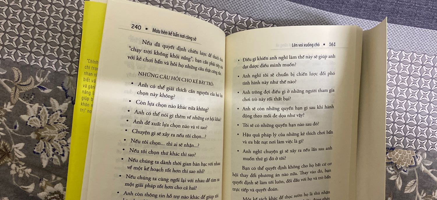 Không hiểu sách in kiểu gì mà số trang lộn tùng bậy lên, mất hẳn từ trang 145- trang 160 quyển sách nữa chứ ????