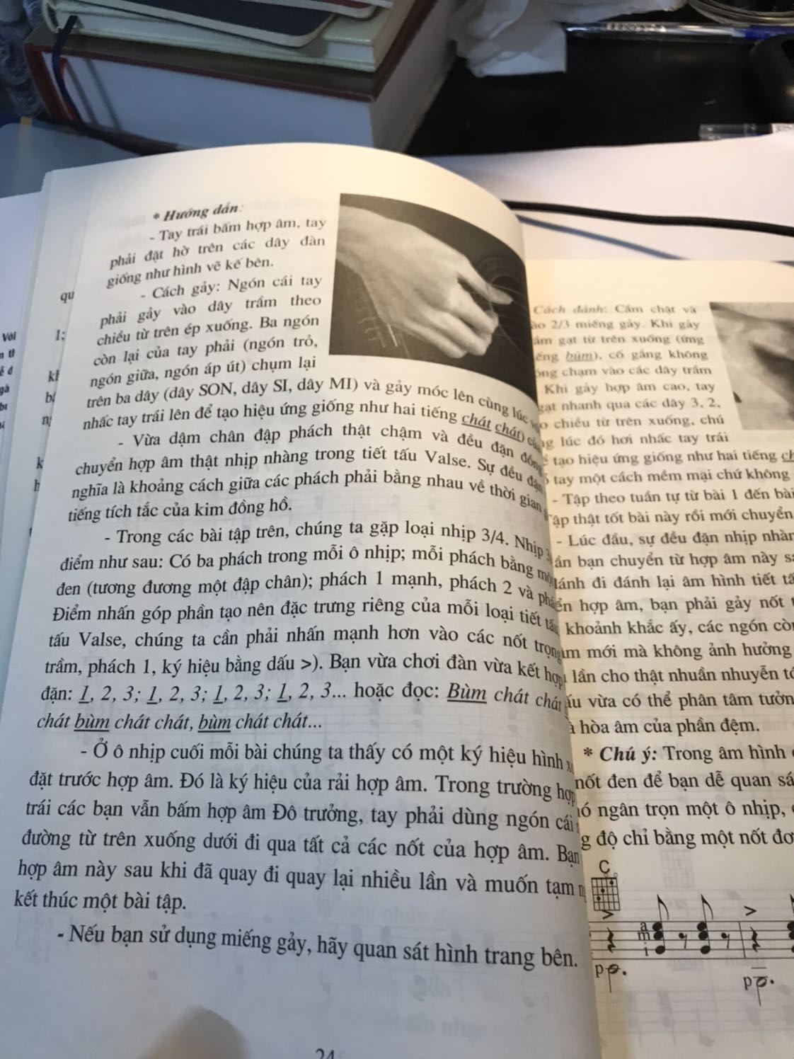 Sách khá hay. Chi tiết về bấm hợp âm. 1 chút nhạc lý cơ bản. Có cả phần hướng dẫn chi tiết cách đánh theo ngón lẫn quạt chả. Rất phù hợp cho các bạn mới tập chơi từ đầu. 
Có cả Link nghe audio bài đánh để tập đánh theo. 
Học xong quyển này mình sẽ mua thêm 2 quyển tiếp theo nữa của cùng nhà xuất bản này!
Các bạn muốn học chuyên sâu nhạc lý thì nên mua thêm quyển:
Tự học nhạc lý cơ bản của Phạm Hương Hoa
