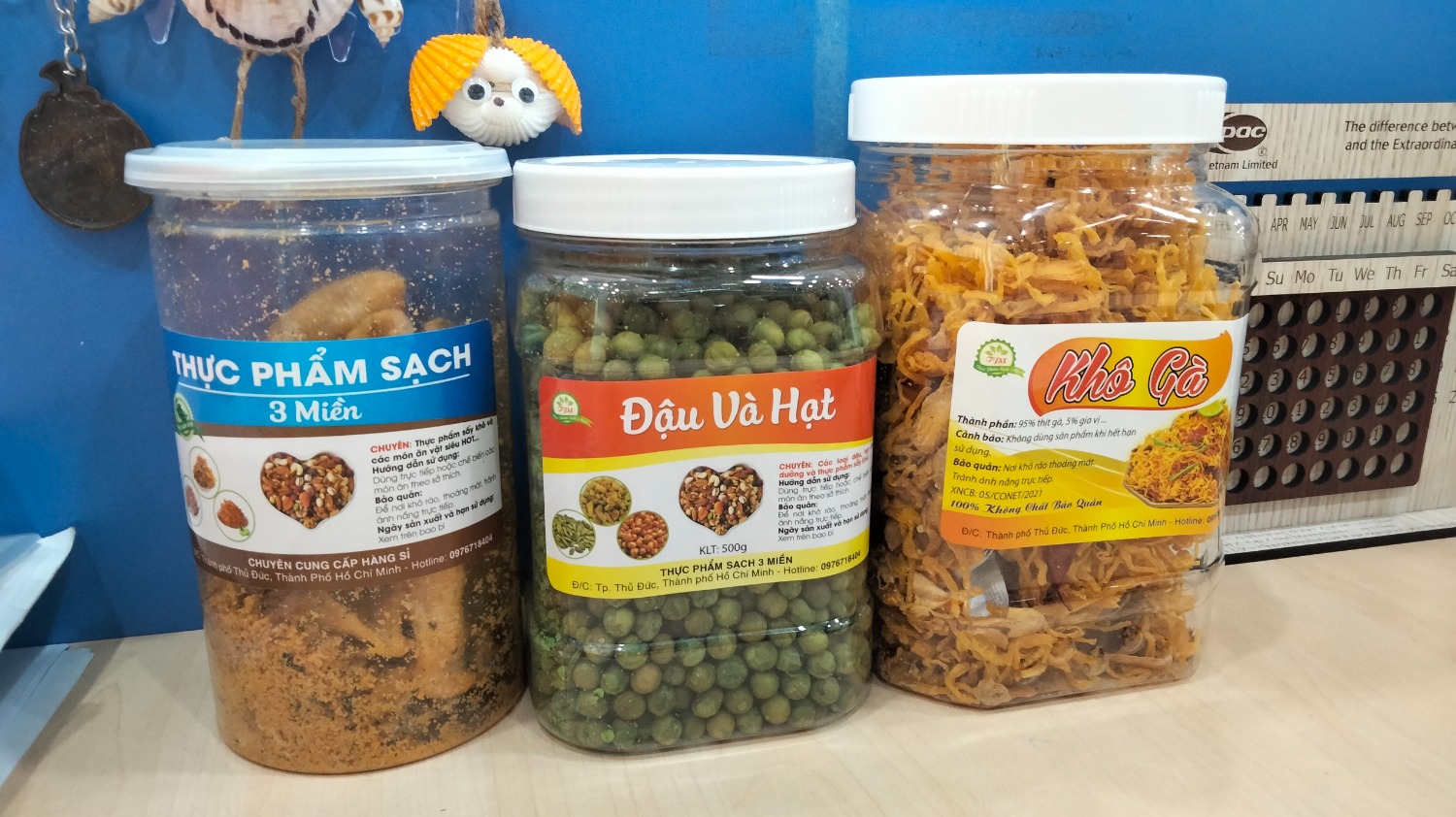 Khô gà bơ tỏi hộp có seal kín miệng, khô giòn, thơm, ngon. Tuy nhiên nếu để ăn bánh mì hoặc nhâm nhi bia thì ngon hơn là ăn không, do hơi mặn. 
Mới phát hiện ra chân ái bánh mì + khô gà + sốt mayonaise ngon rụng cái nách. Thử đi nha.  :)))))