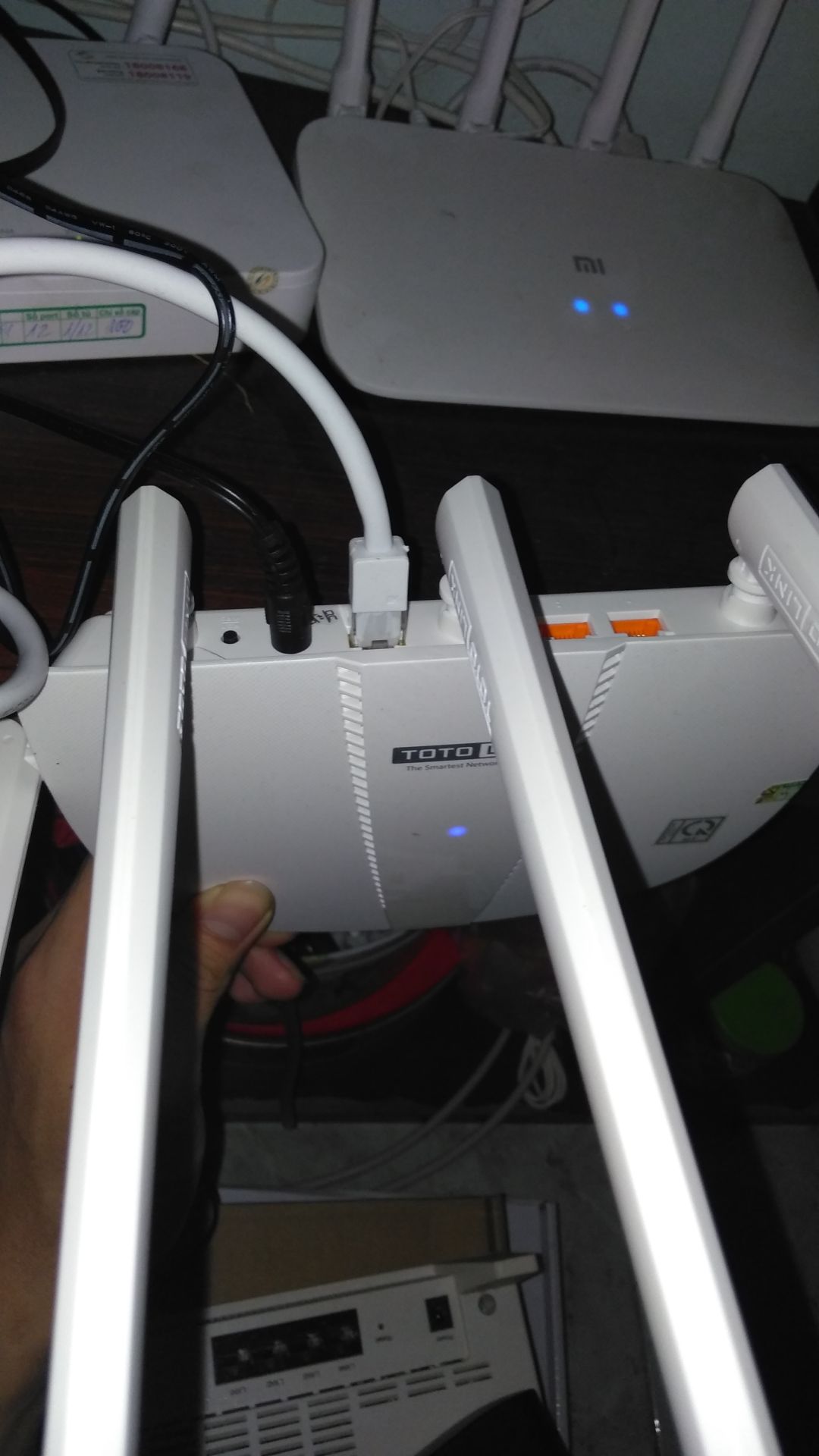 dùng còn cùi bắp hơn con xiaomi gen 4a nữa, mình mua dùng để chơi game liên quân, pubg mặc dù chỉ 1 cái ipad sử dụng nhưng mạng chập chờn ko thể nào chơi dc, còn nếu dùng adroi thì mỗi lần kết nối đều bắt đăng nhập vào modem vẫn ko có mạng. vậy nên mình khuyên nếu ai có ý định mua con này về chiến game thì dẹp đi nha. nếu để lướt wep, *** sương sương thì dc. lỡ *** rồi nên để lướt *** chơi vậy.