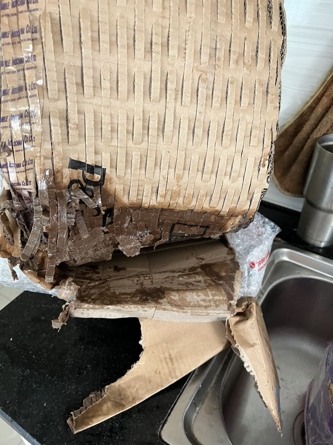 Đóng gói rất kém mn nhé. Thấy trưa nắng ship mang tới tức điên chẳng lẽ hoàn hàng. Đổ đến cả đống ướt sũng cái thùng đựng