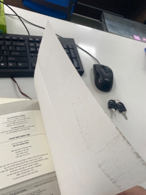 Sách cũ. Nhiều vết ố bẩn. Chất lượng giấy kém. Quá tệ