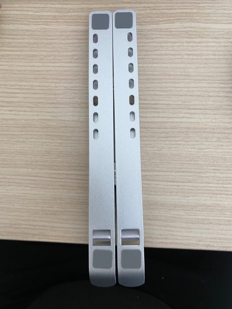 Hàng giao nhanh, sản phẩm đúng như trong hình. Nhưng độ hoàn thiện chưa đạt. Bề mặt sơn không đẹp. Các nút cao su dán không đều, về phải gỡ ra dán lại. Nhà cung cấp cần kiểm tra lại chất lượng hoàn thiện để bàn giao đến tay người dùng